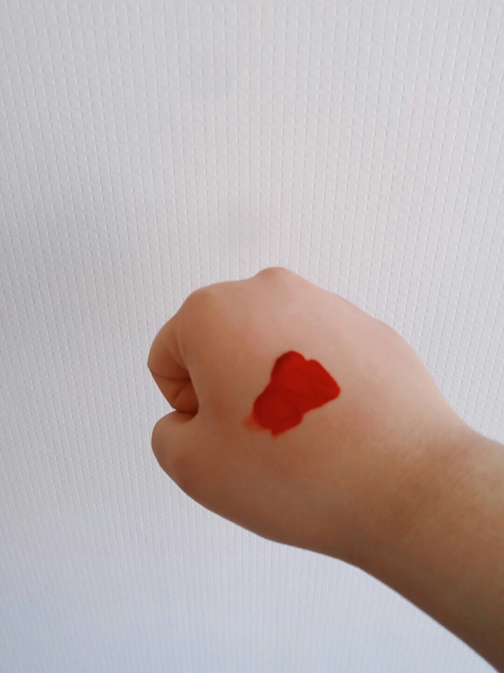 손등발색샷 입니다!! 되게 맑은버건디레드?느낌이 들어요~