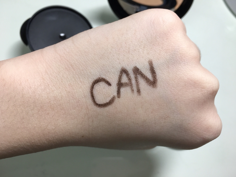 자 커버력테스트를 해보기 위해 아이라이너로 손등에 제 닉네임을 적고!