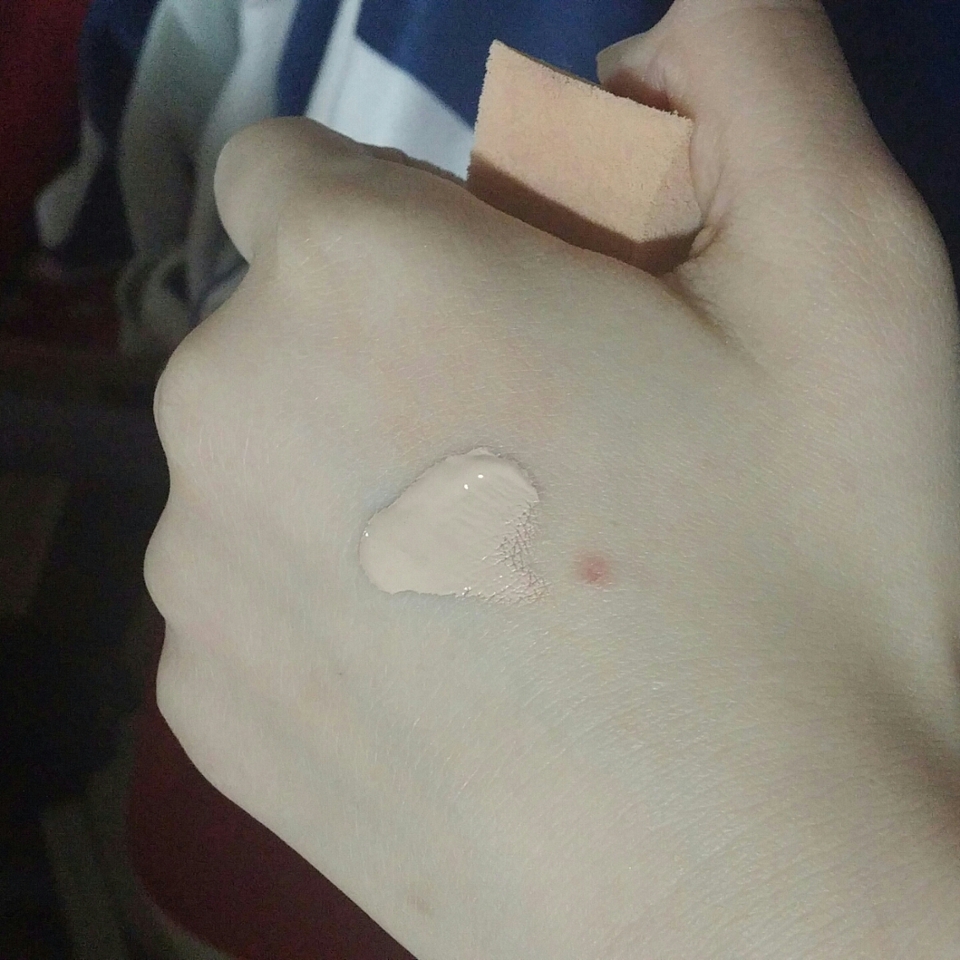 1호를 사용했구여 두팁 정도의 양을 손등에 덜어주었습니당
퍼프가 먹는 양도 생각해서 넉넉히 덜어 주세용😉