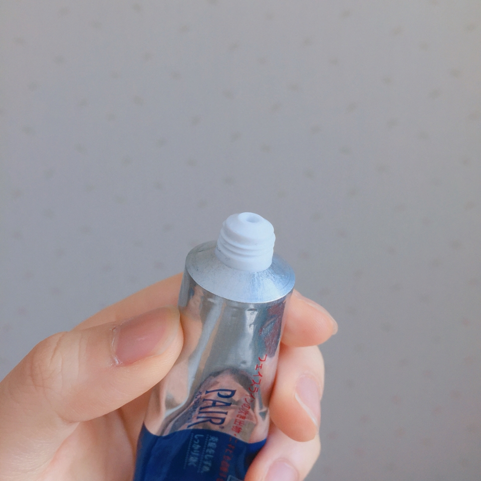 입구 부분도 찍어봤어용 ><

쭉 짜면 하얀색 크림이 쑉! 나온답니당 :-)
입구가 부실하지 않아서 좋았어요 !
