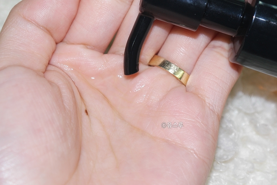 거의 모든 오일들이 그렇겠지만 무거운 사용감이 일반적인데
이거는 가벼워서 그런지 특유의 무거움이 없어서 얼굴에 마사지하기
부담이 덜하더라구요~

양조절만 잘하면 턱 밑으로 뚝뚝 떨어져 흐르는 것도 없을 정도로
어느정도 점도는 있는 편이랍니당 ㅎㅎ