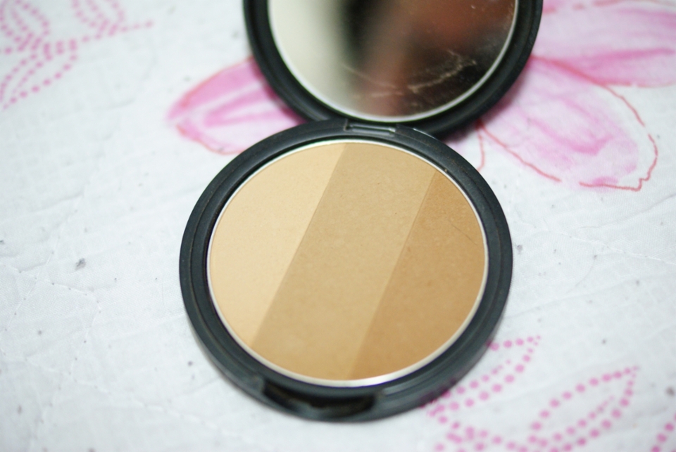 컴팩트형으로 생겼어요.
색상은 보시다시피 3가지 구성으로 제일 밝은 색, 중간색, 어두운색.
제일 밝은 색은 밝은 21호의 제 얼굴톤 보다 한톤 어두워요.
세 가지 컬러 모두 한톤 간격으로 어두워집니다. 
