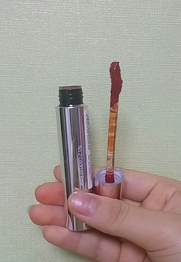 솔이S자로휘어잇어요 반대쪽은 틴트가많이묻어나오고 그반대쪽은 조금묻어나와서 강약조절?ㅋㅋㅋㅋㅋㅋ색조잘할수잇아욬ㅋ그라데이션할때유용유용ㅋㅋㅋ
