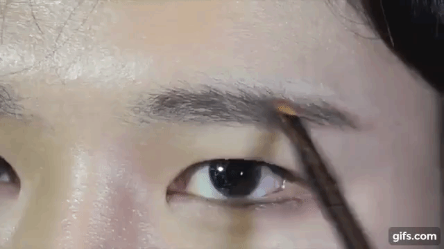 4.뽀송뽀송한 눈썹 위에서 눈썹을 그리시면 발색도 잘 되고 
프라이머와 파우더가 유분을 지속적으로 잡아주기 때문에 
더 오래 유지하실수 있으실거에요.
 
마지막으로 픽서까지 뿌려주면 강철브로우 완성!