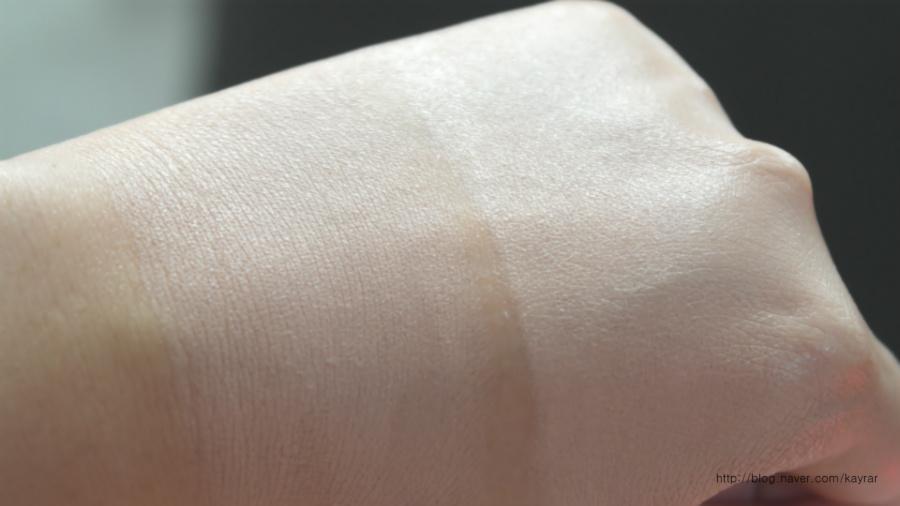 살살 잘 펴서 밀착시켜 주었어요 ㅋ

파운데이션만 바른 쪽은, 주름 사이사이를 메꿔주지도 못하고 건조한 반면, 

쏘내추럴 페이셜 오일을 섞어준 쪽은 깨끗이 밀착되서 발렸어요~

요렇게 한번 사용 해보세요~^^

그럼 리뷰 끝!
