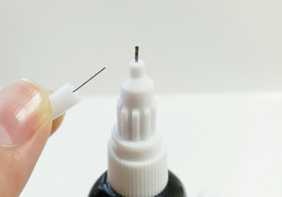 펜이 생각보다 꽤 얇았어요!!
구리고
마름을 방지하기위해서 저렇게 꼬챙이가 달린 뚜껑도 따로 있었어요!
저렴한데 섬세하기까지한 다이소..♥