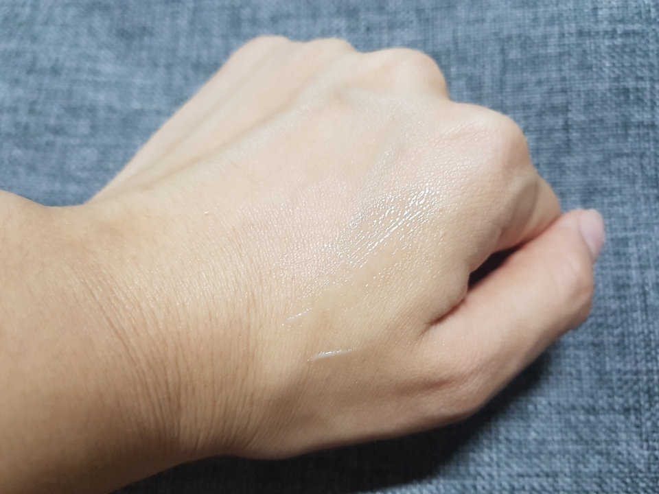 얇게 발려서 가볍게 느껴지고 소량으로도 전체를 바를 수 있어요! 그리고 흡수가 잘 되는 편이라 즉각적으로 촉촉해져요! 이 제품을 쓰다가 한 일주일 정도 안 쓰게되면 여드름이 다시 올라와요! 그뜻은 이게 효과가 대단하다는 뜻이겠죠? ㅋㅋ