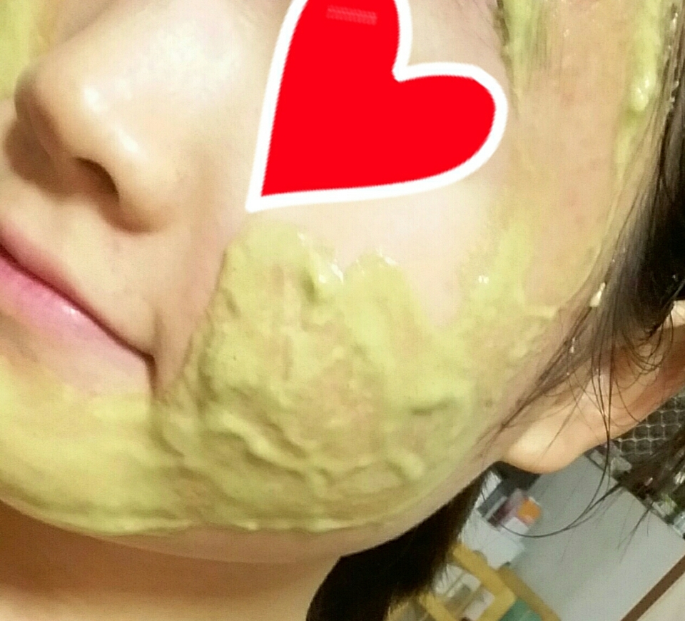 15분후입니다!!피부가 막 땡기긴 하더라구요~ 이게 흰자가 피지흡착하면서 땡기게 하더라구요
아!!언파분들도 구름팩하실때 저처럼 민감한 피부가지신 분이면 녹차가루를 넣어주세요~!그럼 진정 효과도 잇어요~!