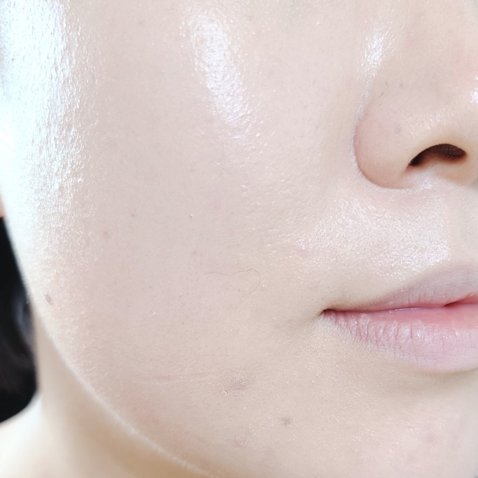 옐로우 베이스라 확실히 붉은기가 잘 잡힌 느낌!

​

SPF35 PA++로 가벼운 자외선 차단 기능도 갖추고 있어 실내 활동 위주인 날에는 에센스 더블 커버 파운데이션만 바르고 선크림은 스킵할 수 있어요

