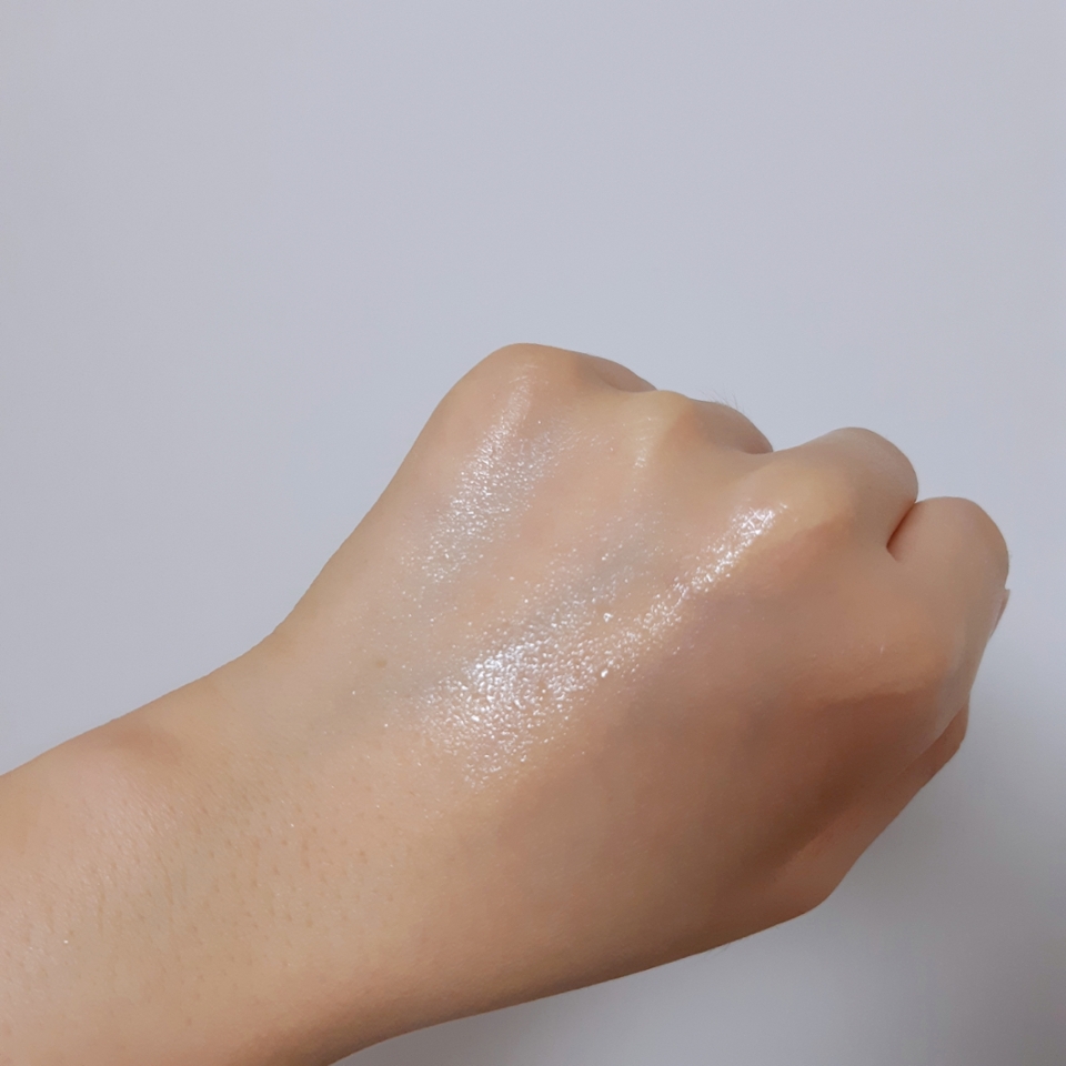 향수처럼 지속력이 강하지는 않아요
향은 금새 날아가서 자주자주 뿌려야 할 것 같아요
잔향만 남는데 잔향이 좋아서
지속력 약해도 좋은 향을 좋아한다면 추천해요~~
