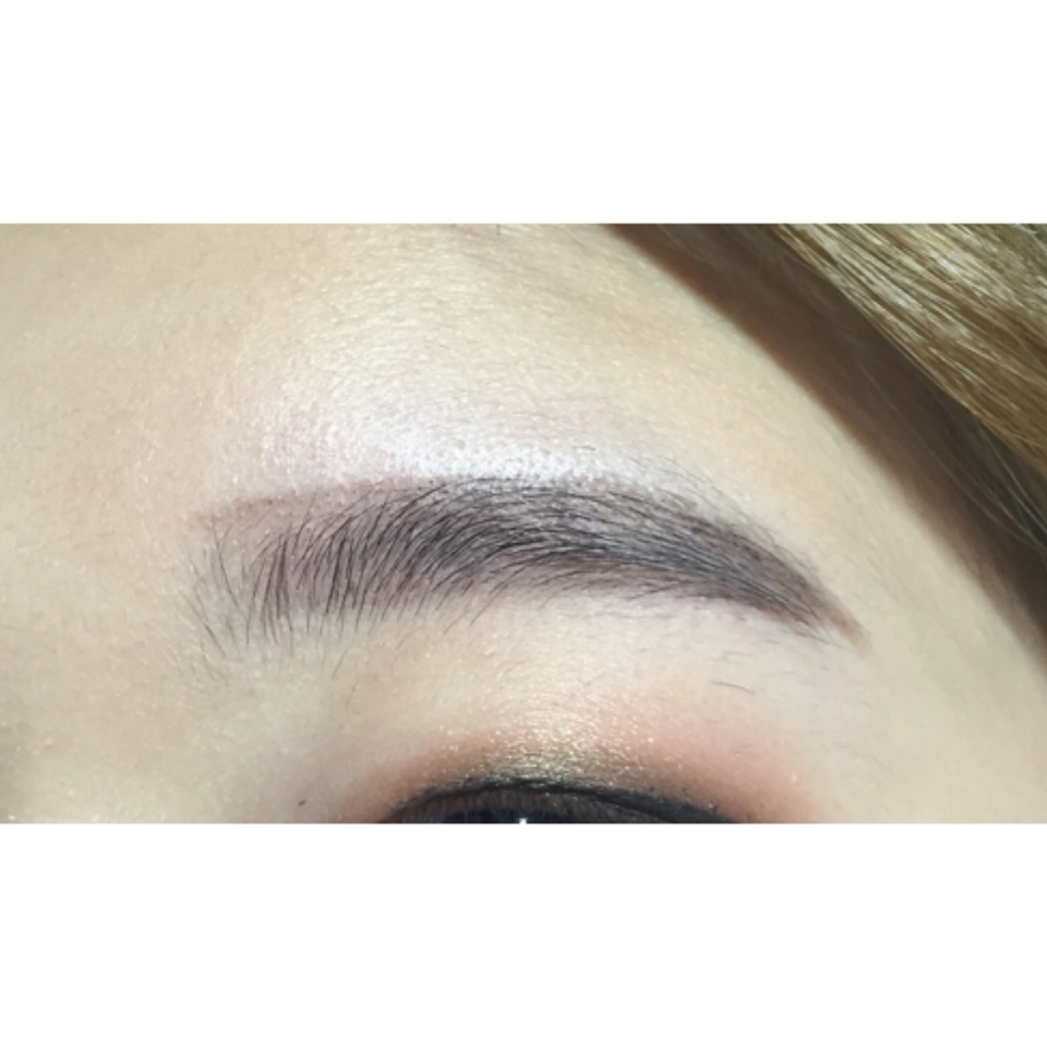 브러쉬로 경계선을 풀어주세요