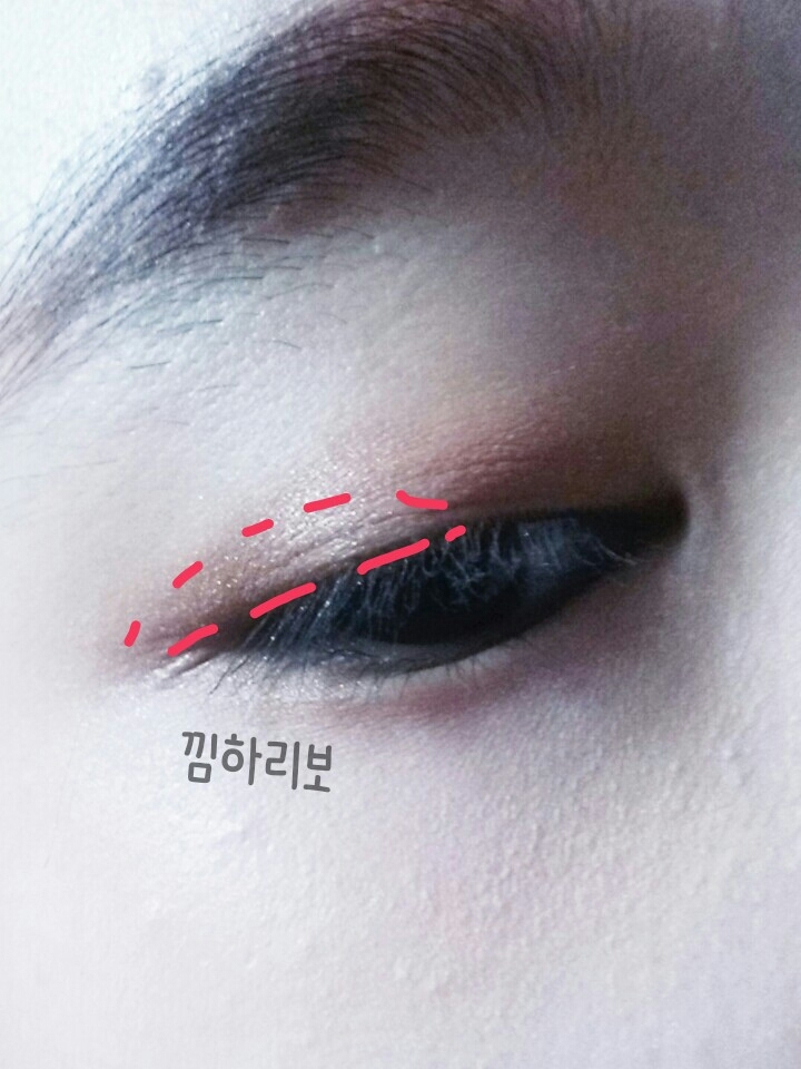 눈꼬리 쪽에 시뻬테를 연하게 발라주세요