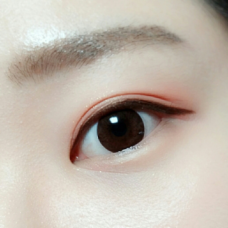 넷. 아이라인을 자신의 눈매에맞게 그려주세요!
이번메이크업에서는 점막도 채워주시는게 예뻐요
속눈썹사이도 꼼꼼히 메꿔서 그려주세요~
점막이나 속눈썹사이는 살짝튀어나오거나 번져도 괜찮지만 꼬리부분은 예쁘게 그려주세요!!
색상은 브라운이 더예쁠것같아요