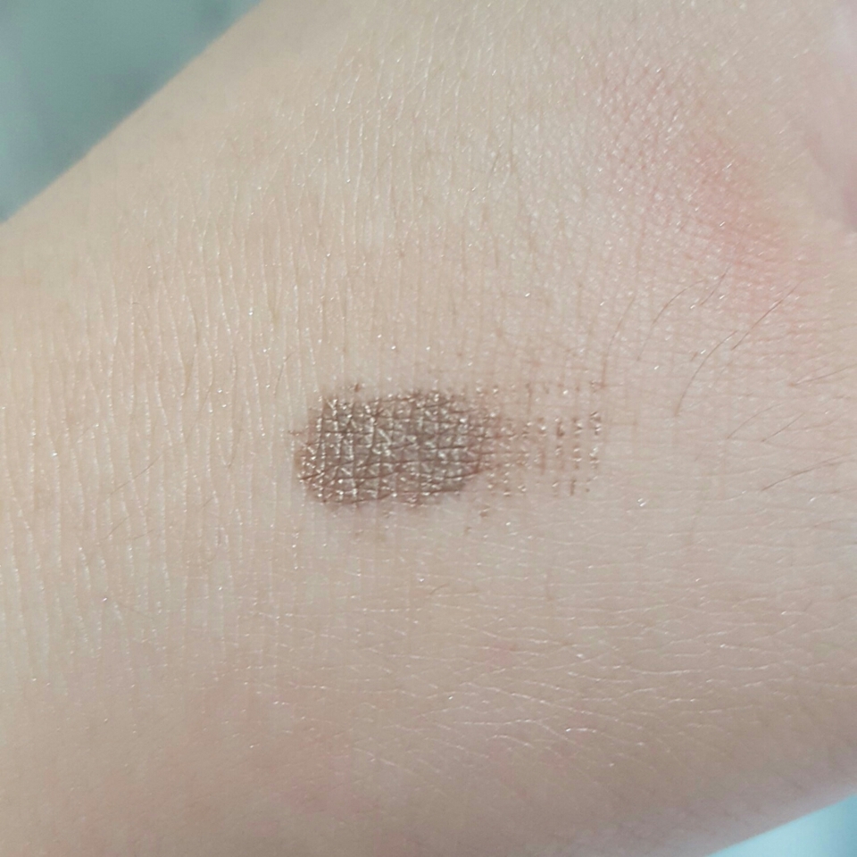 컬러는 탈색한 두어번한머리에 어울릴법한 밝은컬러구요 펄이들어있습니다
펄이들어있는섀도우로 눈썹을그리면 입체적이게보이기도하고 고정력있다고 들었는데 이것도 그런 효과려나요..?