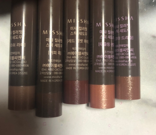 아래쪽에 색상이 있어서 뒤집어 놓으면 찾기 편해요
이름도 같이 써있긴한데 작은 글씨라 거의 밑부분 컬러
색상으로 찾습니다