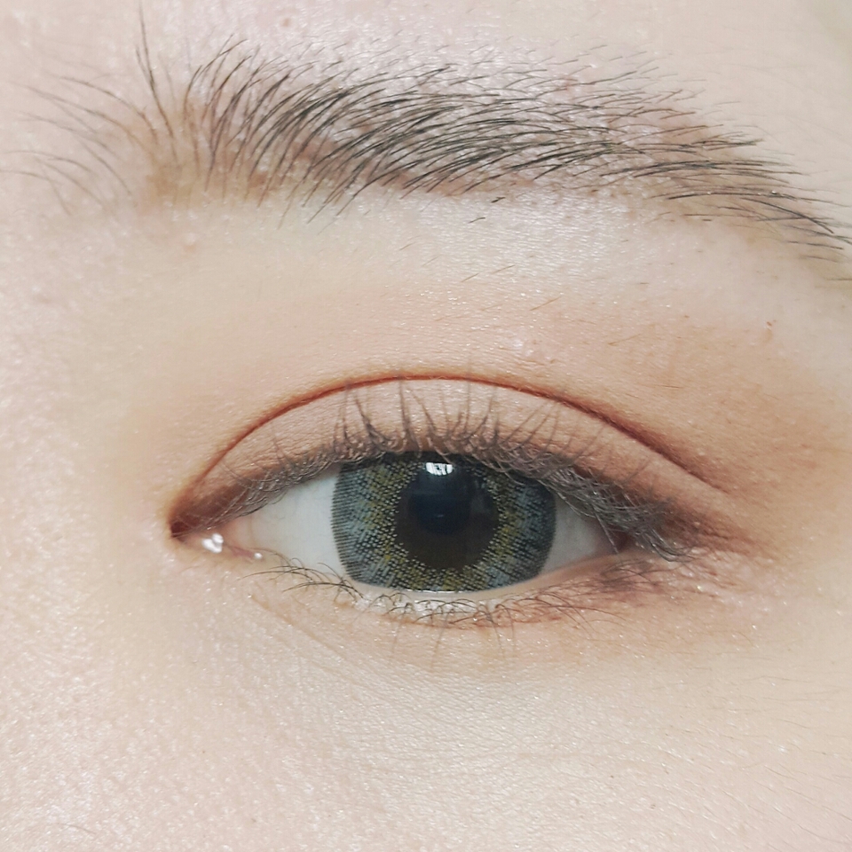 에스쁘아 핀업걸에디션의 버건디 섀도우로 레드브라운으로 음영준 부분이 더욱 붉어보이게 맑게 음영을 줍니다. 블렌딩 브러쉬로 펴준다는 느낌으로 쓸어주면 자연스럽게 되요!(꿀팁♡)