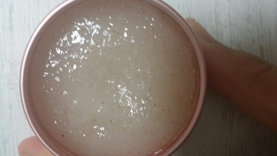 내용물은꽤넉넉한거같아요!2016년까지인데그때까진다쓸수있는그런양이구용ㅇ0ㅇㅎ향은약간달달한??그런향이고,무색이고점들이콕콕박혀있습니다~