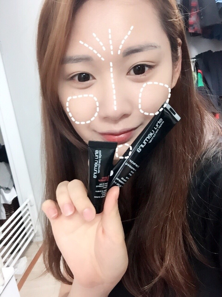 #베이스

먼저 슈에무라 글로우 부스팅크림을 하이라이터 부분에
도포해서 자연스러운 광을 연출해주실께요!

그다음 슈에무라 bb크림을 얇게 펴발라주세요! 

커버 두번정도 더 들어갈꺼니깐 피부톤 보정과 피부표현만 한단생각으로 얇게! 발라주시면되요~ 

