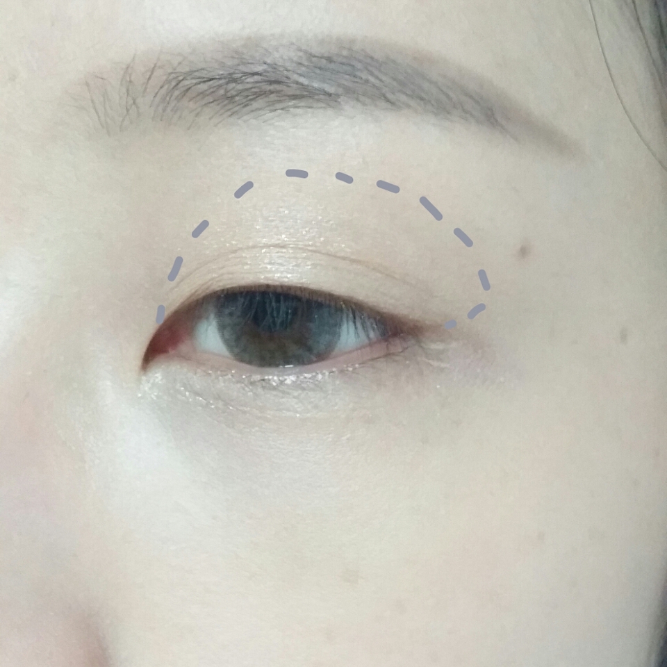 그레이 섀도우를 올리기전에 pixi파레트에 있는 1번섀도우 2개를 섞어서 눈덩이 전체에 발라줬어요
