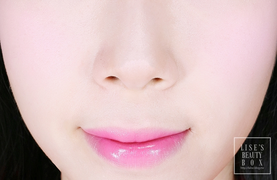 1호 베베핑크 !
﻿흰끼도는 베이비 핑크 컬러에요.
볼에 바르면 사랑스러운 느낌 백배 !
피부가 뽀얗고 하얘보여요.
완전 취향저격 아이템 *_*
저처럼 흰끼 도는 사랑스러운 베이비 핑크 컬러 좋아하시는 분들에게 강추입니다 !