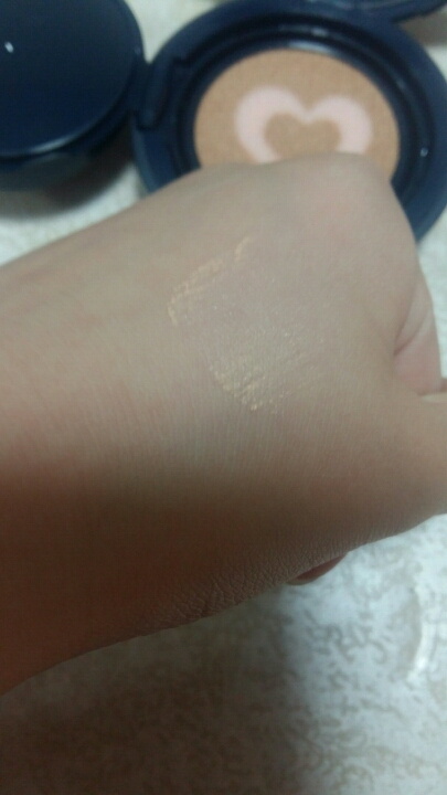 잘안보이지만 파운데이션 사이에 투명한곳에 잘보면 빤짝빤짝하게 펄이잇어요!  은은한 펄 덕분에 더 광나보이는듯!!! 전 갠적으로 좋앗어요!!!♡

그리고 디게 촉촉햇어요. 여름에 쓰는거보다 겨울이나 가을용?그치만 막 달라붇고그러진않으니 건성분들 추천!