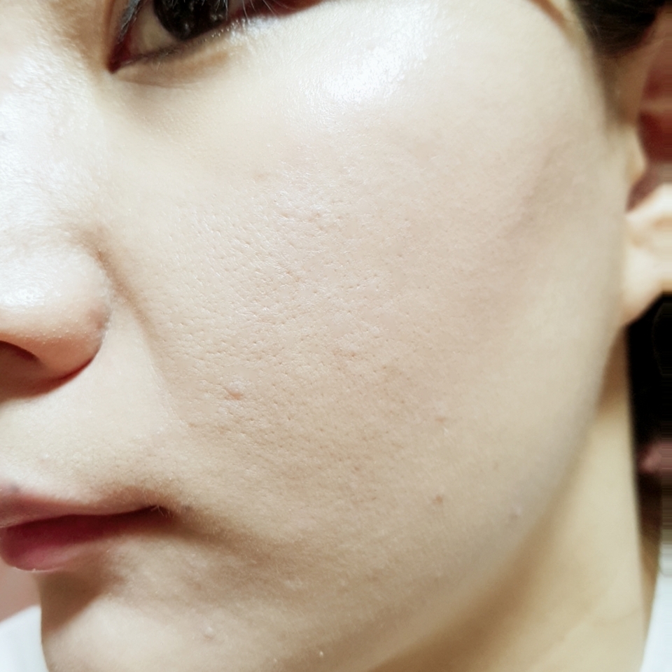 시간이 점점 흐르면서
피부표현이 서서히 좋아지더라구요.^^
하지만 이것도 잠시!
제가 지성피부이다보니 한시간도 지나지 않아 얼굴이 반짝반짝해졌어요.ㅜ ㅠ
지성피부가 사용하기엔 안맞는 것 같아요.
수정이 아니라 대공사가 필요할듯 싶어요.
처음엔 글로우제품치고 끈적임이 없어서
무척 좋았는데 다른 제품들에 비해 
유분이 너무 쉽게 올라와서 걱정이 되더라구요.
예전 미샤 매직쿠션 때처럼 유분이 올라와서...
그래서 다들 꼭꼭꼭 테스트 하시고
잠깐 다른 화장품 구경하시다가 
상태 확인 후 구매하시길...