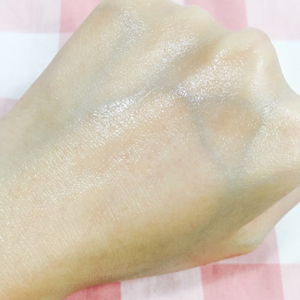 촉촉하게 잘 발리면서 바르고나면 
살짝 수분막이 형성되는 듯 매끈해져서 좋았어용!