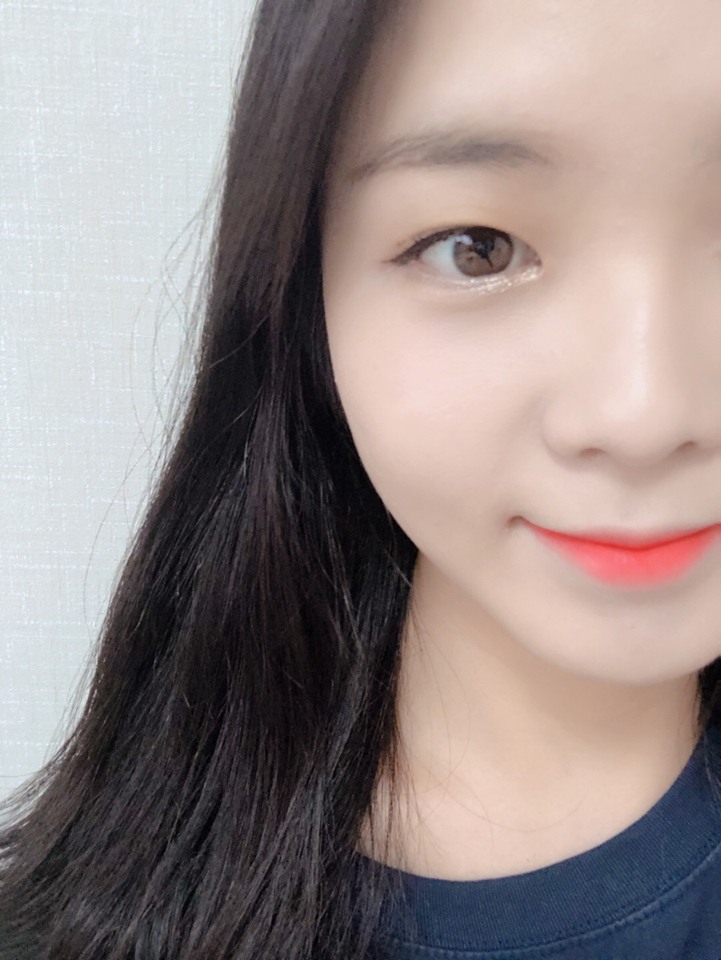 헤라 미스트 쿠션 💜 넘나 좋네요 역시 ㅠㅠㅠㅠ❤️

다만, 한가지 단점이 있다면 무너질 때 약간 지저분(?)하다는 점이었어요!

6시간 동안 수정하지 않고 밖에 있다 거울을 보았는데, 무너짐이 예쁘지 않아서 수정 티슈로 닦아내고 다시 톡톡했더니 첨 그대로 예쁘게 발렸습니당>_<❣️