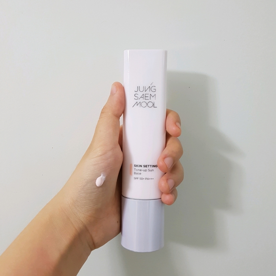 
여기서 주목하셔야할 점은 
​
SPF 50+ / PA+++ ​​
​
이거이거 웬만한 선크림 뺨치는 자외선 차단지수라구요!
한여름에도 무난하게 쓸 수 있겠어요 ~ ٩(ˊᗜˋ*)و
