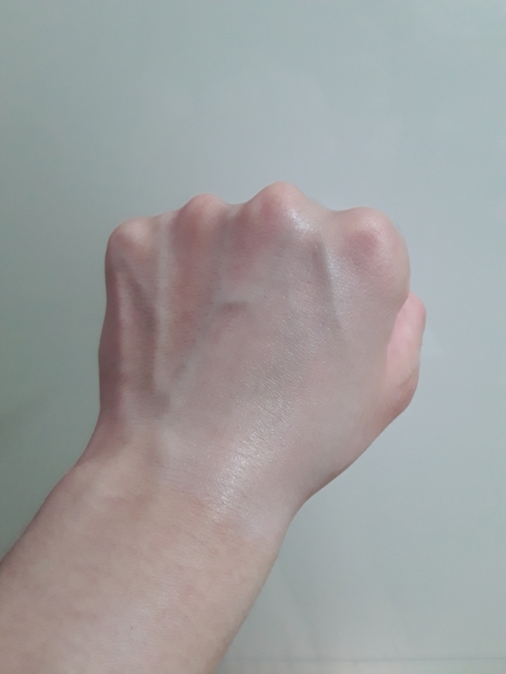 발라 보았습니닷, 톤이 업된게 느껴지시죠?
발랐을때만 심하고 곧 스며들어요