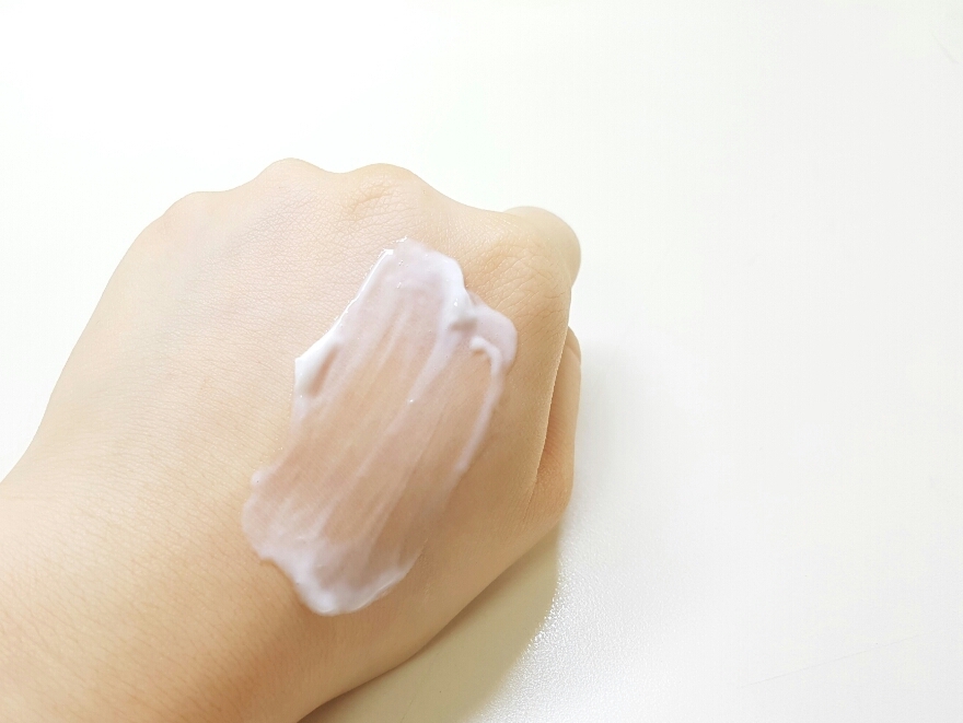 손등에 펴발라보았어요

흡수도 금방 되고 끈적임도 적당해서 만족👍