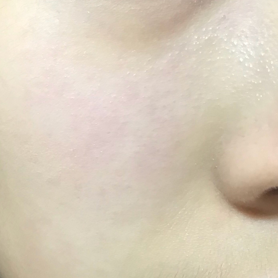 이건 쌩얼 피부입니다! 로션도 안발랐어용 
저는 커버력을 보여드리고 싶었는데 이날따라 홍조가 많이 없어서 아쉽네요..