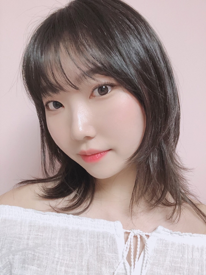 볼에 단독으로 올려봤어요
이건 진짜 실물이 갑인데 ㅠㅠ 사진에선 실물이 안담겨서 속상하네요 :(

저처럼 화장 연하게 하시는 분들이라면 
명불허전 크리니크 치크팝 증말 강추합니다!!!