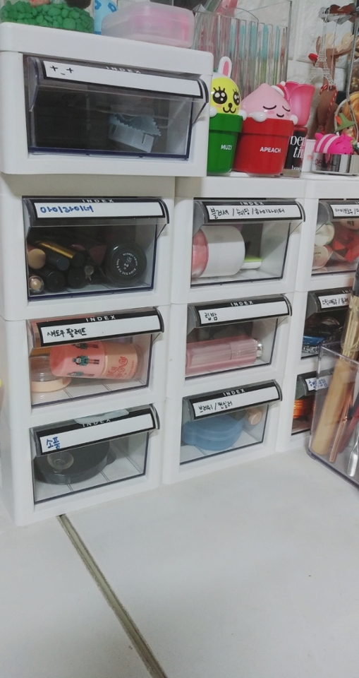 ♥꿀템♥ 다이소- 정리함쪽 3칸에 5천원
1칸 2천원
화장품 넣기 알맞은 사이즈고 라벨지가 붙여있어 한눈에 분류되어 찾기 쉬워요!!
화장품이 많다면 이 제품 정말 추천해요~! 먼가 있어 보이기도 하고ㅎㅎ