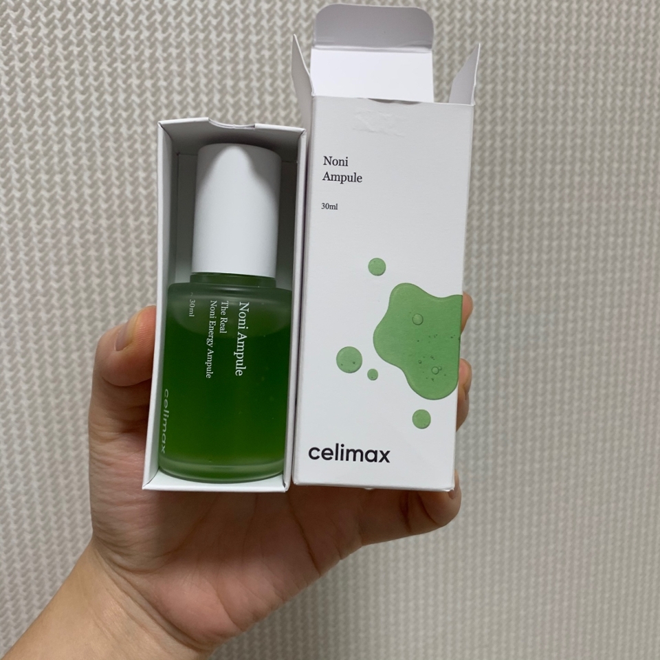 안에는 귀여운 사이즈의 노니앰플이 들어있습니다!!
노니열매는 슈퍼푸드라고 하는데요
이 앰플에는 노니열매를 통‼️째❗️로 담았대요!!
생기 보습, 에너지에 효과적이라고 합니당
저는 속건조를 잡을 보습템을 찾고있었기에 딱이었쥬

