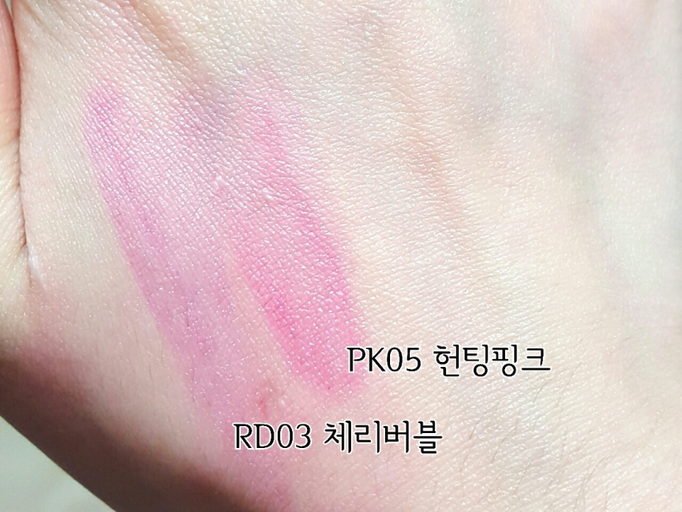 닦아봤는데 저렇게 착색이 조금되요! 그렇다고 지저분하게 착색되는것은 아니니 안심하셔도된답니당♡