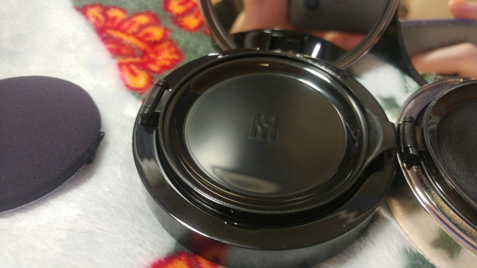 글고 보라쿠션은 가운데에 헤라로고가 박혀있습니다.(참고로 블랙이는 가운데 로고없음.쿠션여는 손잡이부분이 HERA라고 박혀있음)