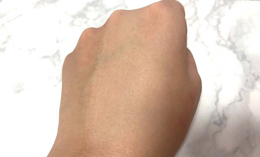 손등에 펴발라 봤는데요 생각보다 엄청 얇게 펴발라져요
또 넓게 펴 발라보니 피부색이랑 차이가 많이 나진 않네요 

