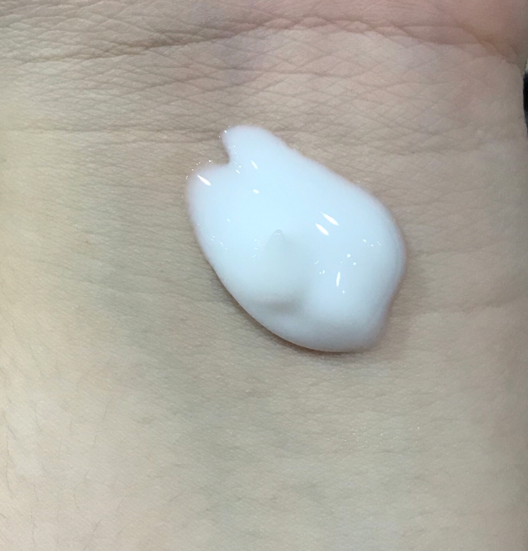 딱 바디로션 같아요 !! 촉촉하면서 하얀로션이죠,,
묽지도 꾸덕하지도 않는 딱 중간제형입니다