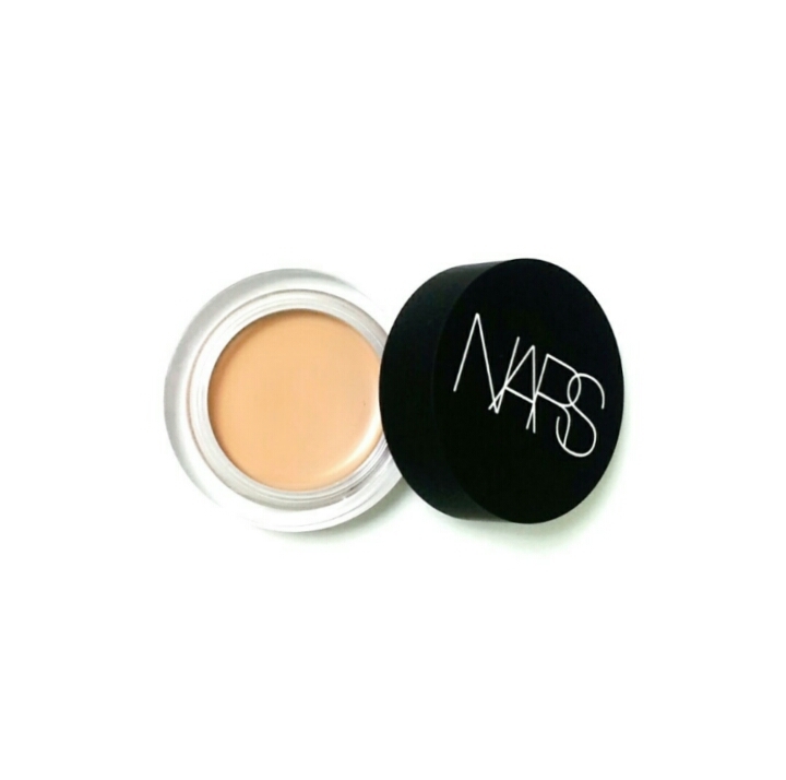 여자들이 가장 설렐때가 지금이라면서요.?💕
안에 내용물은 평범하게 돼 있어요
색은 제 피부보단 더 어둡더라구요 한 22~23호 분들이 사용하시면 좋을듯해요! 저같은 분들은 다크서클 커버에 사용하시면 될거같습니다