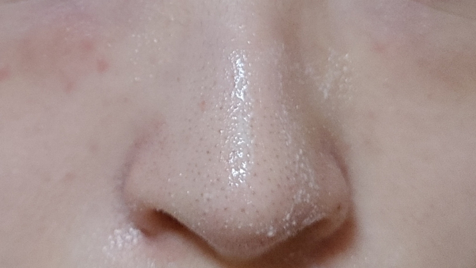 이제 물을 묻히고 코에 유화시켜줬어요
오일과 물이 만나 하얀 물이 나오면서 그 때도 계속 문질러줬어요! 