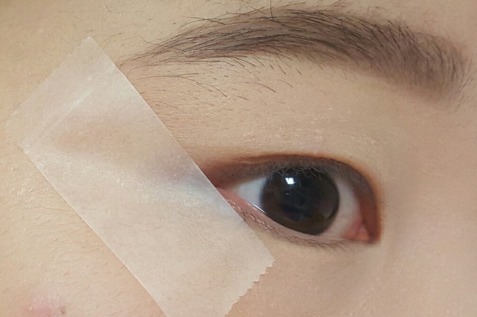 원하는 눈매에 따라 테이프를 붙여주세요!