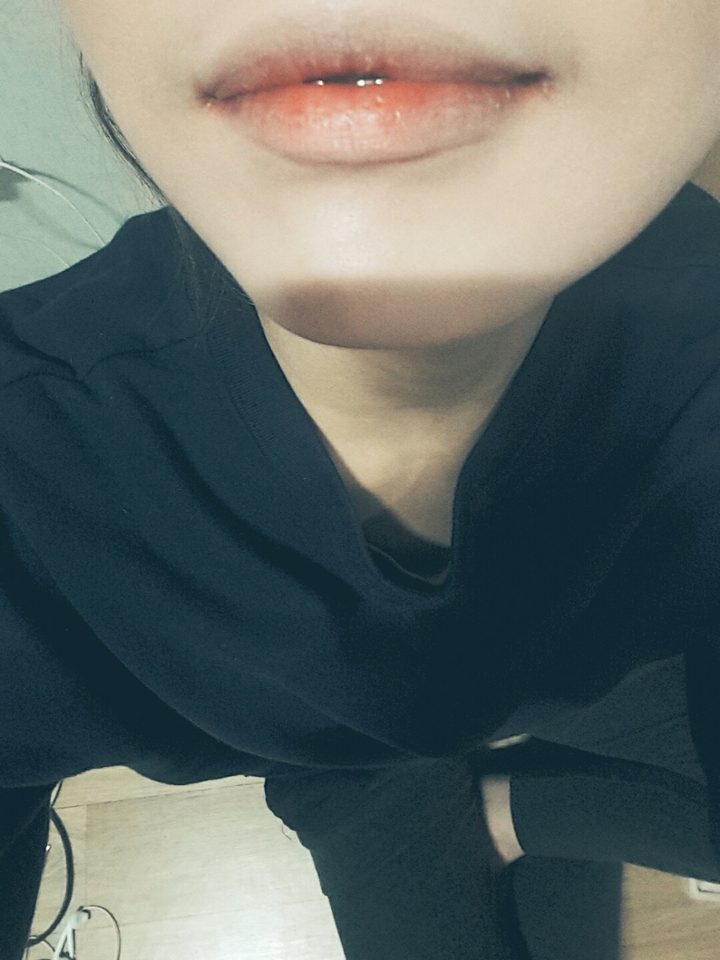 저는 눈화장을 연하게 할때 입술에 포인트를줘서 아이브로우로 입술밑에다 콧대 세우는것처럼!그려서 문질문질 해줍니다 ㅎㅎ
