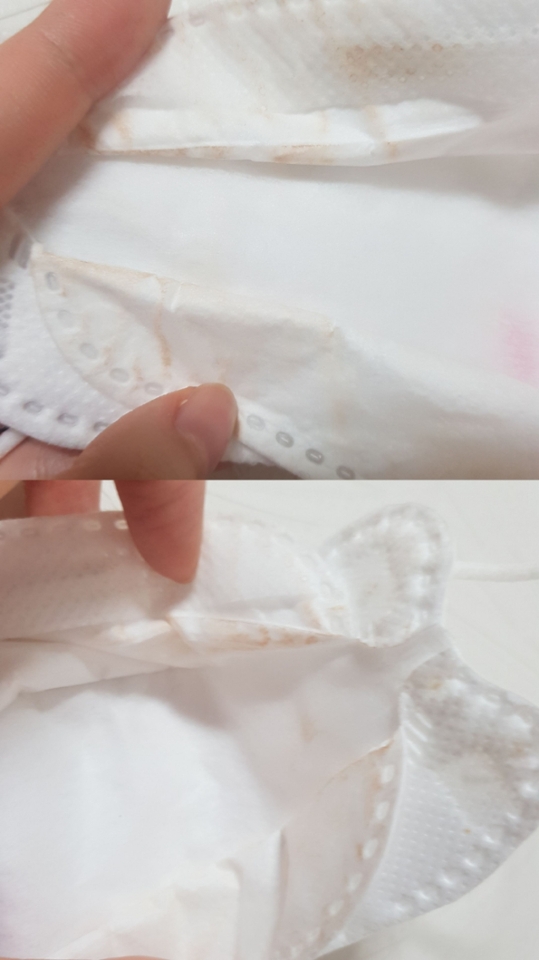이건 다른 파운데이션으로 화장했을 때 마스크에 묻어난 정도에요! 하루만에 저렇게 많이 묻어나서 화장했을때 마스크 쓰는거 진짜 싫어해요ㅜㅜ