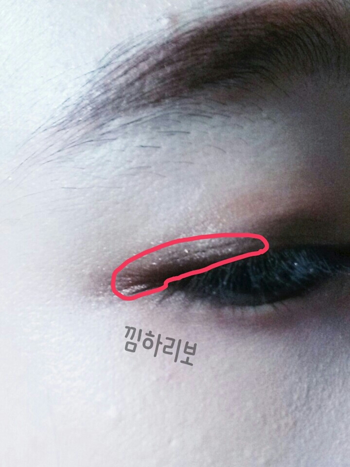 눈꼬리쪽에 진하게 시뻬테를 한번더 발라주세오