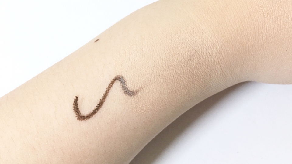 많이들 궁금해하실 커버력 테스트!
펜슬타입 워터프루프 아이라이너가 가려질만큼 커버력은 상당히 있는 제품이에요.
그렇지만 두껍게 발리지 않고 굉장히 얇다는 점이 포인트랍니다(☝︎ ՞ਊ ՞)☝︎