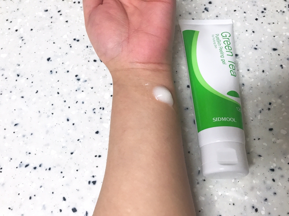 씰 제거 후 팔목에 짜 보았습니다!

수분크림 같이 크리미 하네용
약간 흘러 내려 보이는 것처럼 보이시쥬?!

향을 맡았는데 향도 너무 조아용ㅠㅠㅠ😛😛
약간 산뜻한데 기분이 좋아(?)지는 그런 향이랄까
약간 레몬인데 한방을 한방울 넣은 느낌이랄까?

