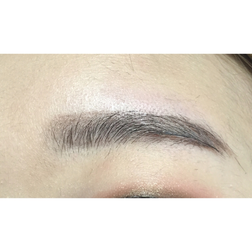 눈썹칼로 그려진 눈썹 라인에 맞게 정리해주세요