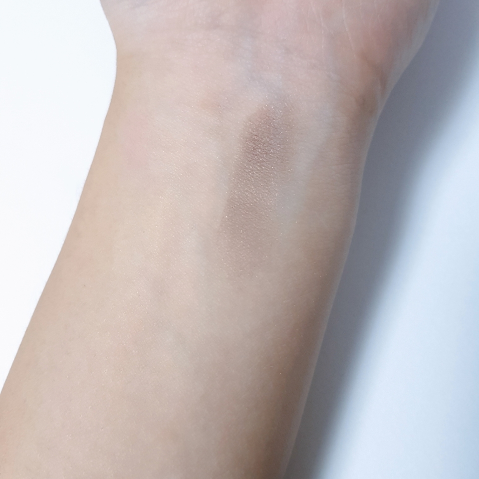 손목발색!
딱 연한 회색이랍니다!