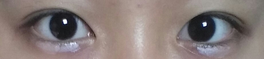 지금 피부화장을 안한상태라 눈밑에 발색 해보았어용☺